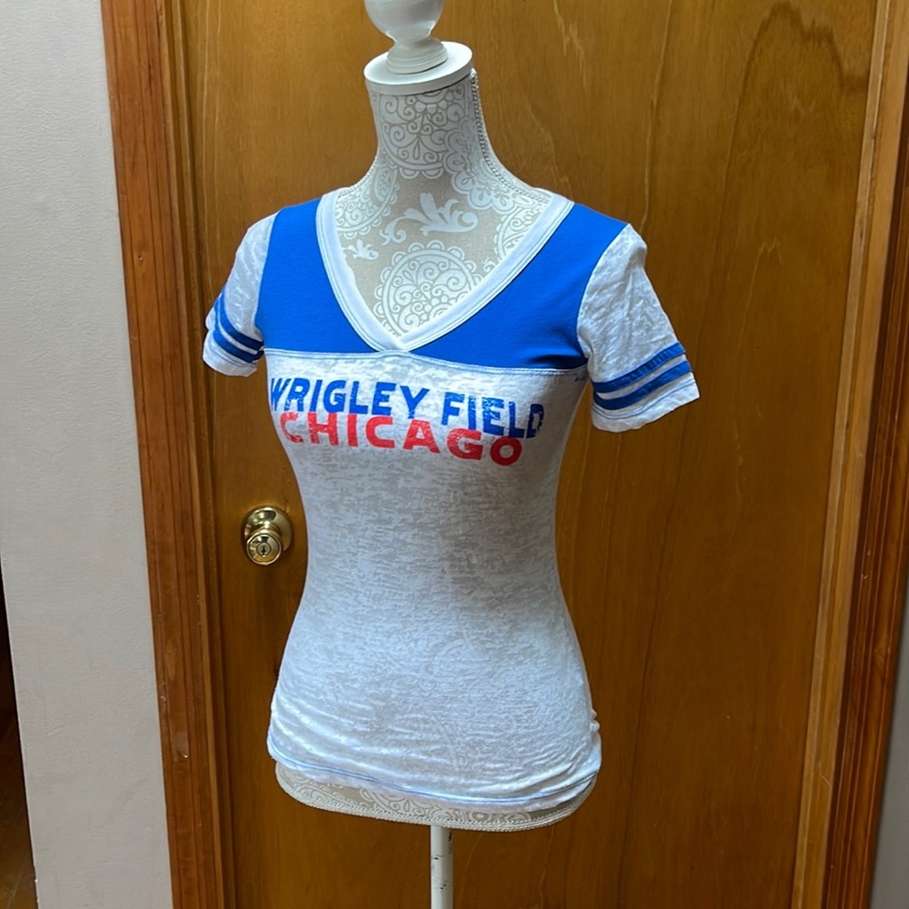 NWOT Chicago Cubs short sleeve graphic tee. Size small